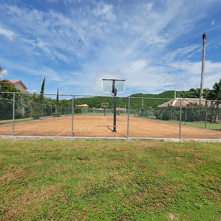 Comfortable Strategic Lodging Quarters Spanish Town Exterior foto