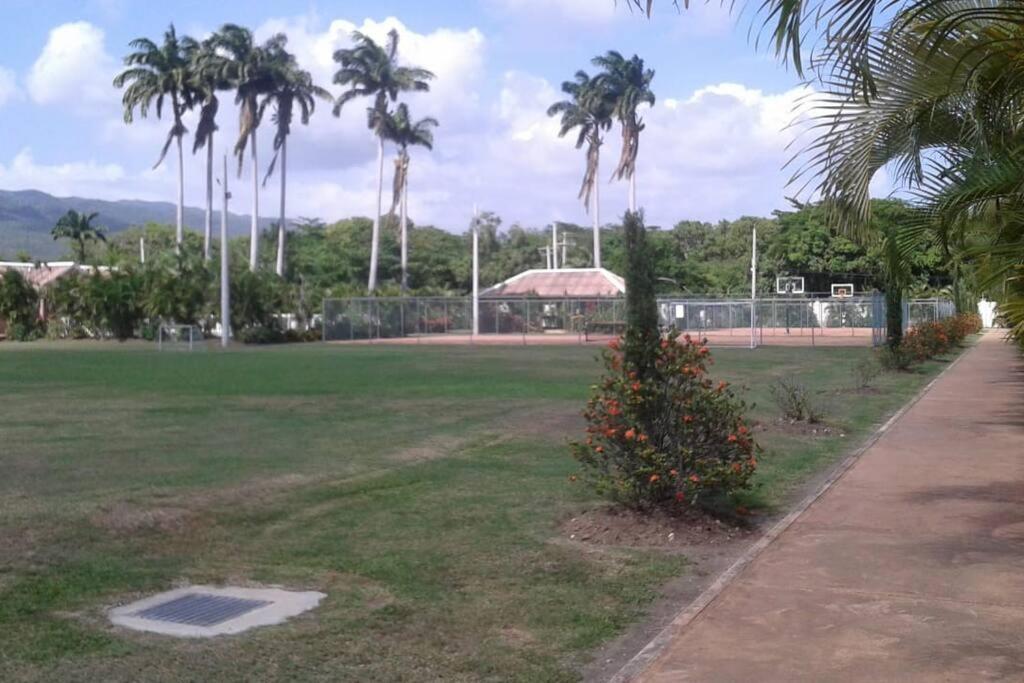 Comfortable Strategic Lodging Quarters Spanish Town Exterior foto