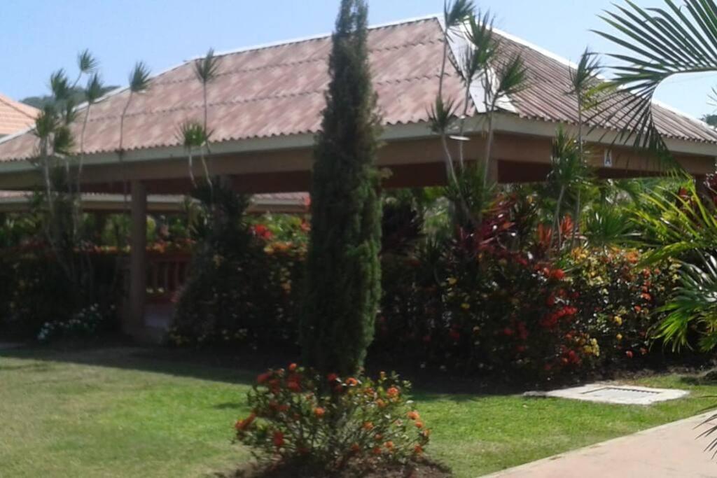 Comfortable Strategic Lodging Quarters Spanish Town Exterior foto