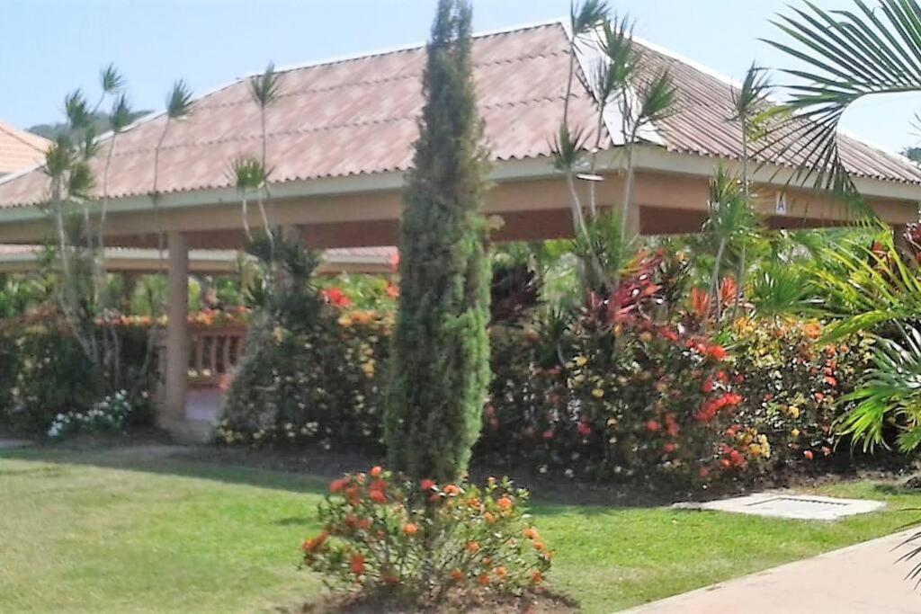 Comfortable Strategic Lodging Quarters Spanish Town Exterior foto