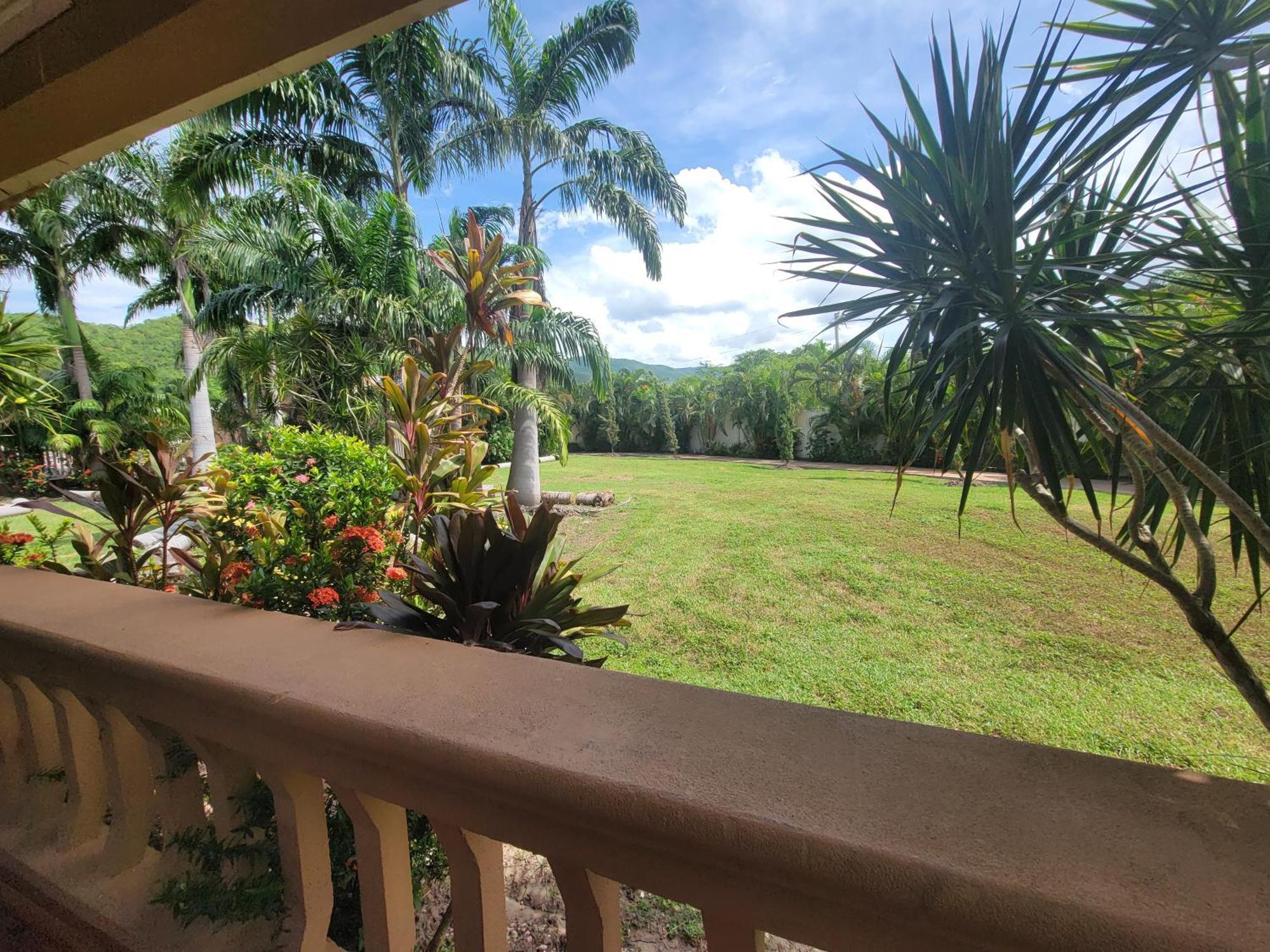 Comfortable Strategic Lodging Quarters Spanish Town Exterior foto