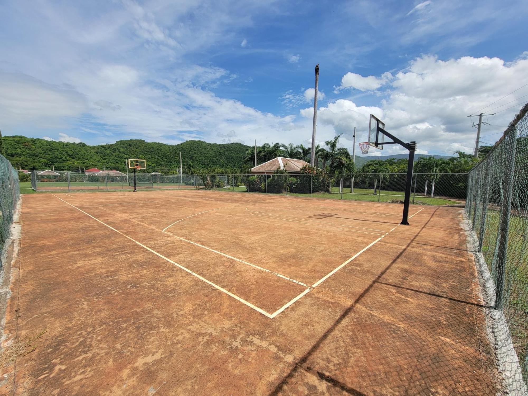 Comfortable Strategic Lodging Quarters Spanish Town Exterior foto