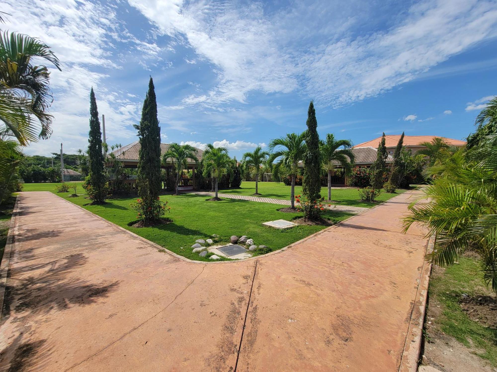 Comfortable Strategic Lodging Quarters Spanish Town Exterior foto