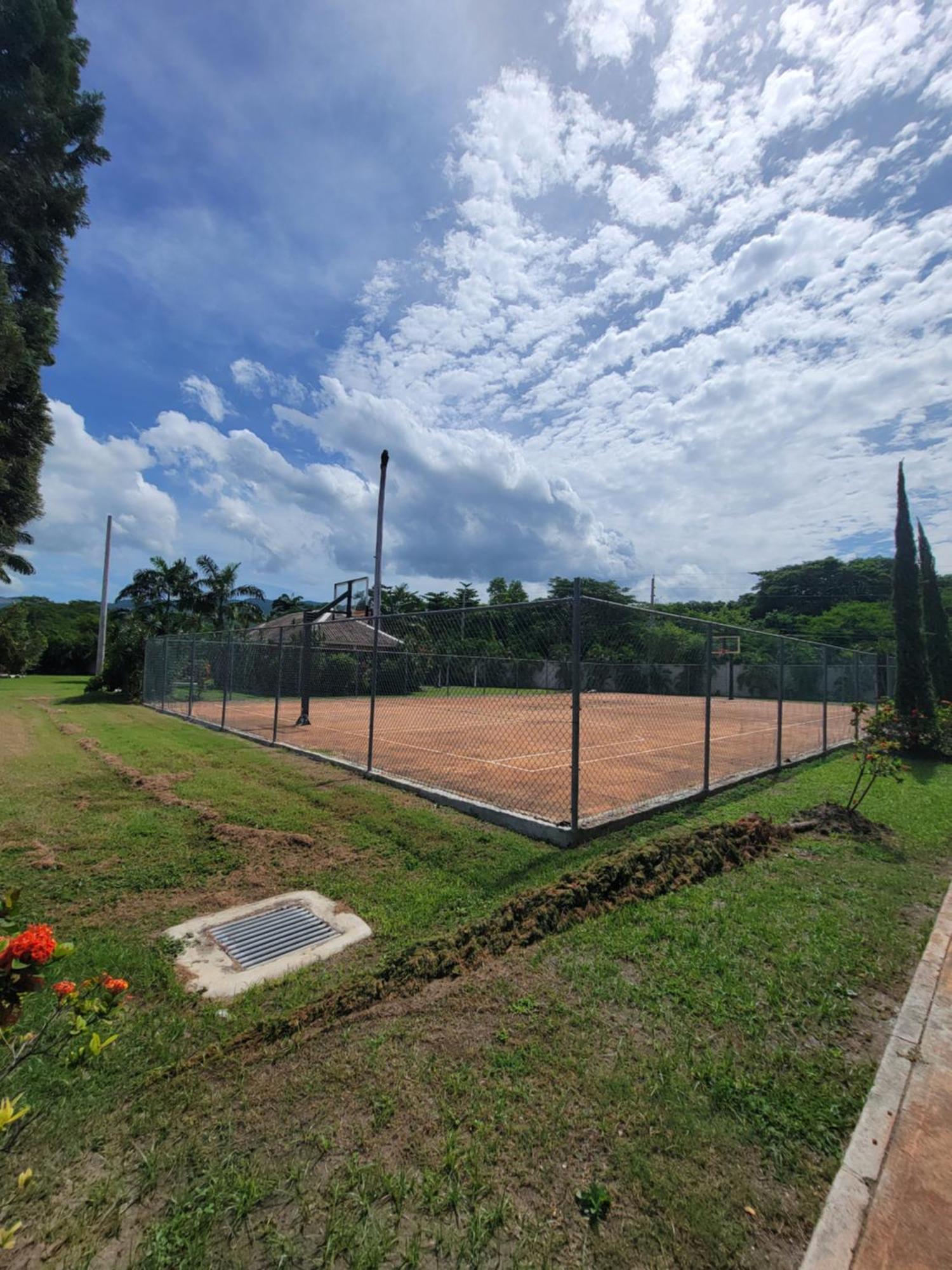 Comfortable Strategic Lodging Quarters Spanish Town Exterior foto