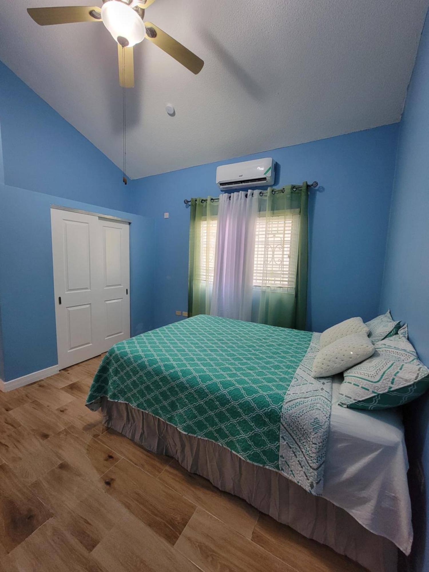 Comfortable Strategic Lodging Quarters Spanish Town Exterior foto